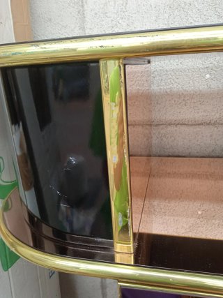 Mueble recibidor negro y dorado
