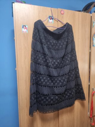 Falda larga de encaje negra
