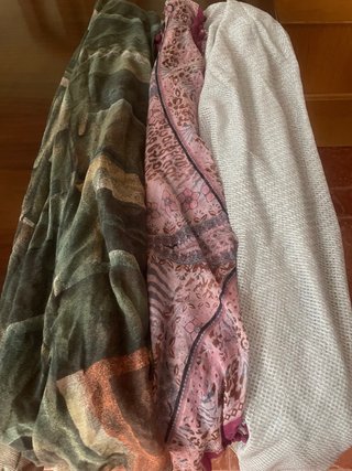 3 bufandas finas verdes y rosas