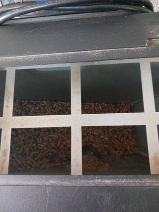 Estufa de pellets roja y negra
