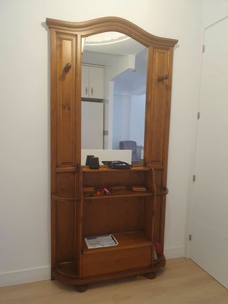 Mueble de entrada de madera con espejo
