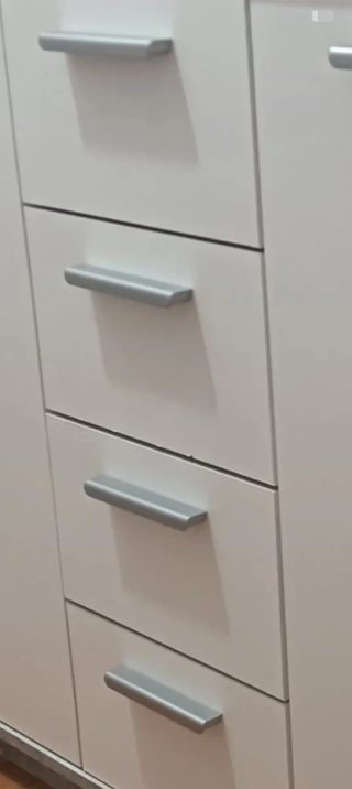 Cómoda de habitación gris y blanca