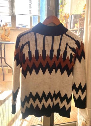 Jersey de punto con cuello alto y estampado geomét