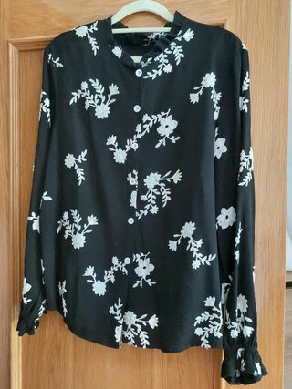 Blusa negra bordada talla M