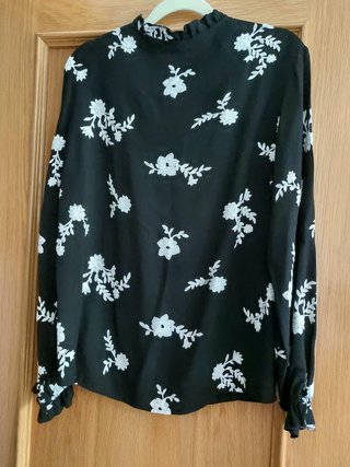 Blusa negra bordada talla M