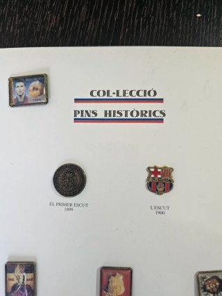 Álbum Pins Històrics F.C. Barcelona + 8 Láminas