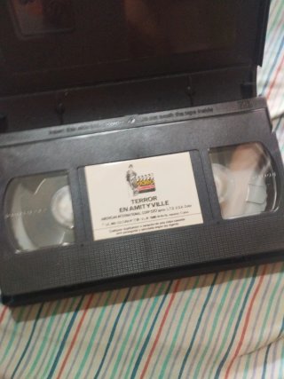 VHS Terror en Amityville (Español)