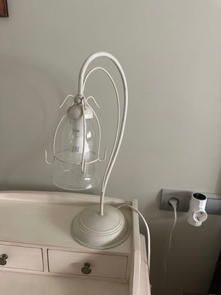 Lámpara de mesa blanca y cristal