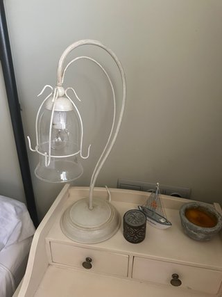 Lámpara de mesa blanca y cristal