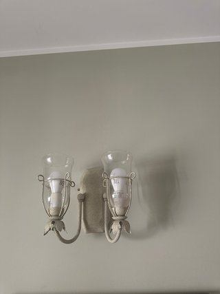 Lámpara de mesa blanca y cristal