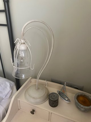 Lámpara de mesa blanca y cristal
