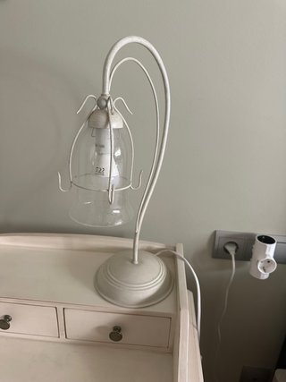 Lámpara de mesa blanca y cristal
