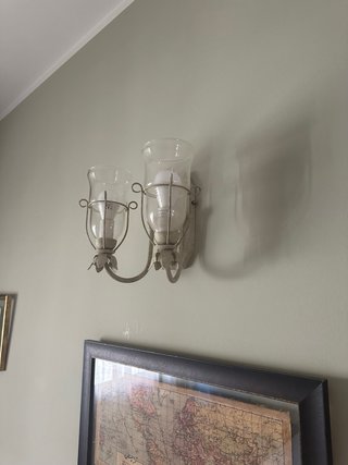 Lámpara de mesa blanca y cristal