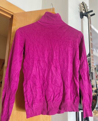 Camiseta rosa de cuello alto
