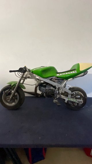 Mini moto deportiva verde y amarilla