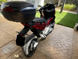 Maxi Scooter Honda Roja y Negra