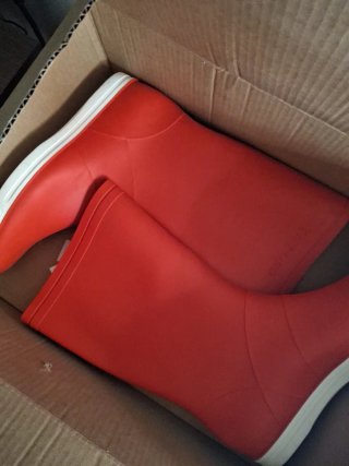 Botas de agua rojas