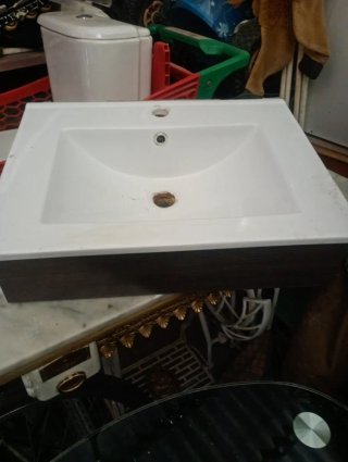 Lavabo de porcelana blanco con mueble