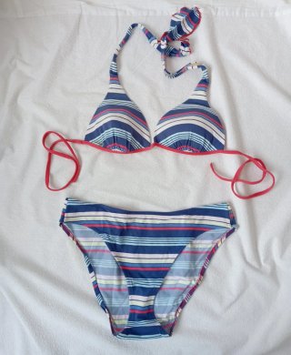 Bikini a rayas azul, rojo y blanco