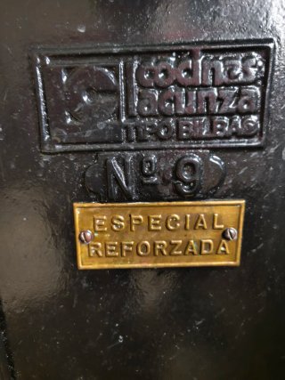 Cocina de Hierro Negra y Dorada