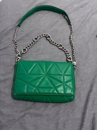 Bolso verde acolchado con cadena plateada