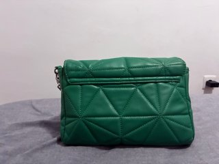 Bolso verde acolchado con cadena plateada