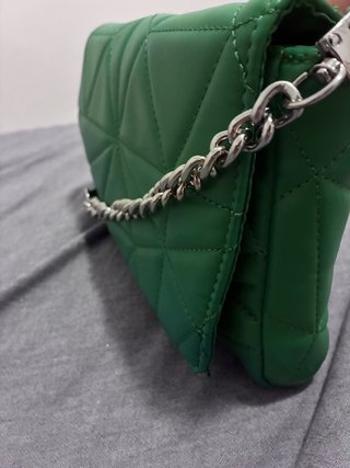 Bolso verde acolchado con cadena plateada