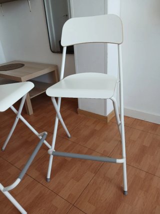 Taburete alto plegable blanco