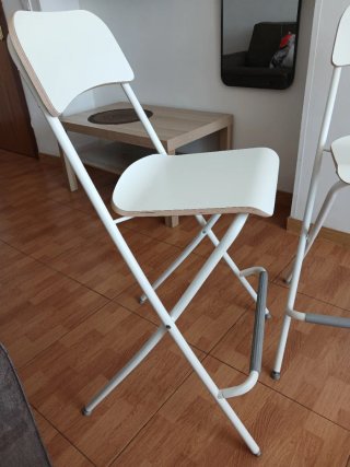 Taburete alto plegable blanco