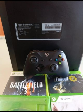 Xbox One Nera + 3 Giochi