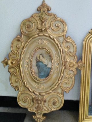 Marco antiguo dorado con pintura
