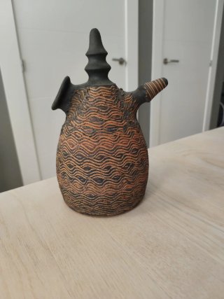 Botijo de cerámica con relieve 27 cm