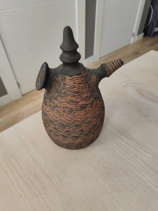 Botijo de cerámica con relieve 27 cm