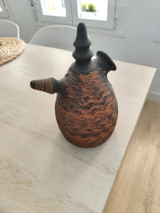 Botijo de cerámica con relieve 27 cm