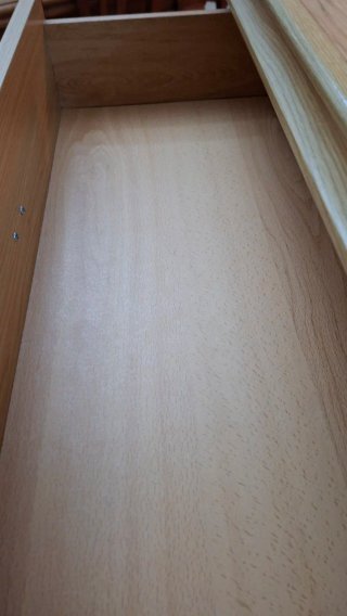 Cómoda de madera con  seis  cajones