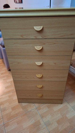 Cómoda de madera con  seis  cajones