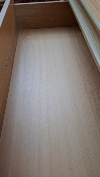 Cómoda de madera con  seis  cajones