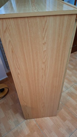 Cómoda de madera con  seis  cajones
