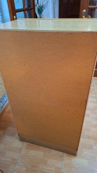 Cómoda de madera con  seis  cajones