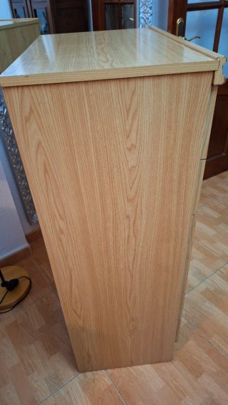 Cómoda de madera con  seis  cajones