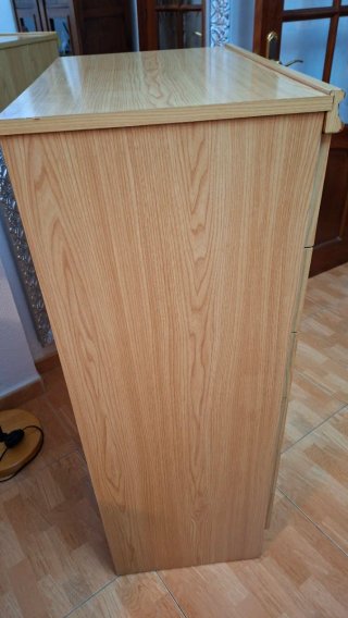 Cómoda de madera con  seis  cajones