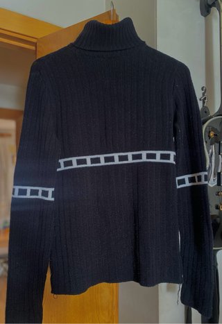 Jersey de cuello alto negro con diseño