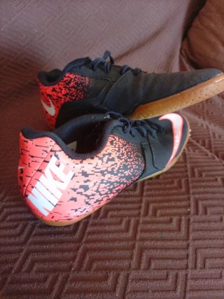 Botas de fútbol sala Nike negras y naranjas
