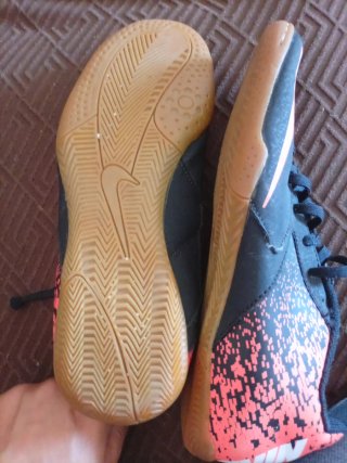 Botas de fútbol sala Nike negras y naranjas