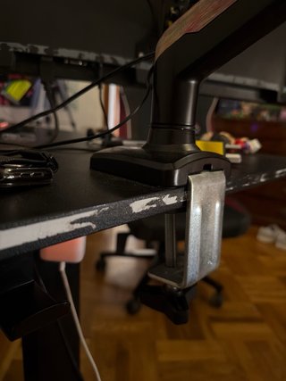 Brazo para monitor negro y multicolor