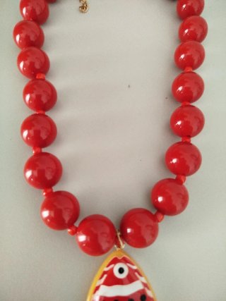 Collar de cuentas rojas con colgante de pez