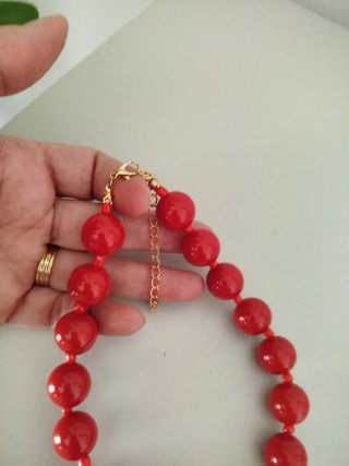 Collar de cuentas rojas con colgante de pez