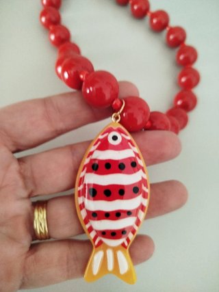 Collar de cuentas rojas con colgante de pez