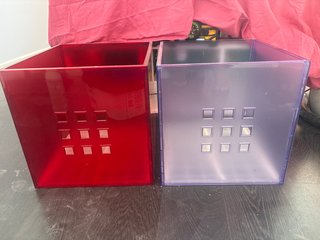 Cajas de metacrilato color rojo y morado(10eur 2)