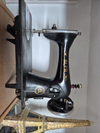 Máquina de coser ALFA